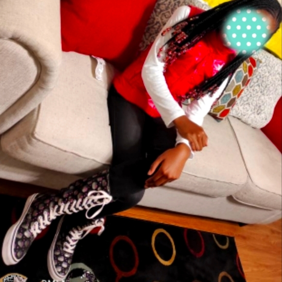 Beautiful Hello kitty Vans sneakers. Super clean! Closet staple! Will turn heads